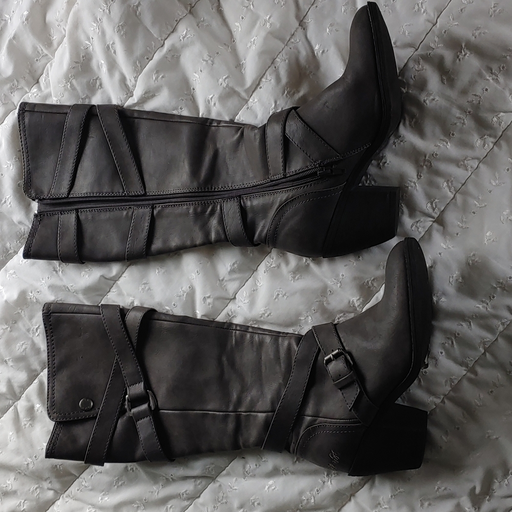 Gray 3" inch heals by Blowfish